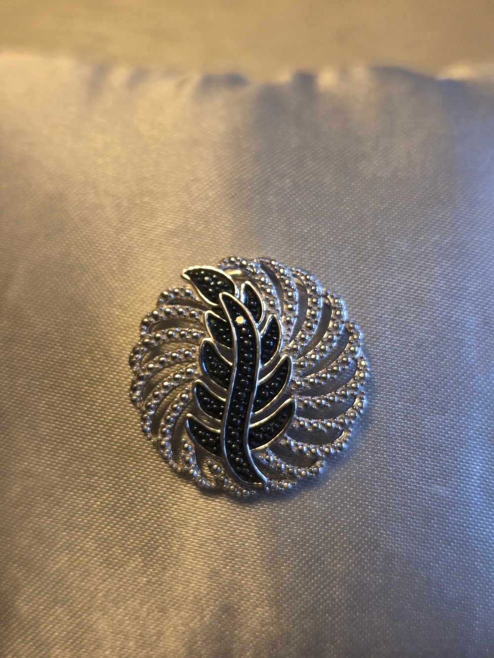Blue Diamond Leaf Circle Pendant In 925 Silver